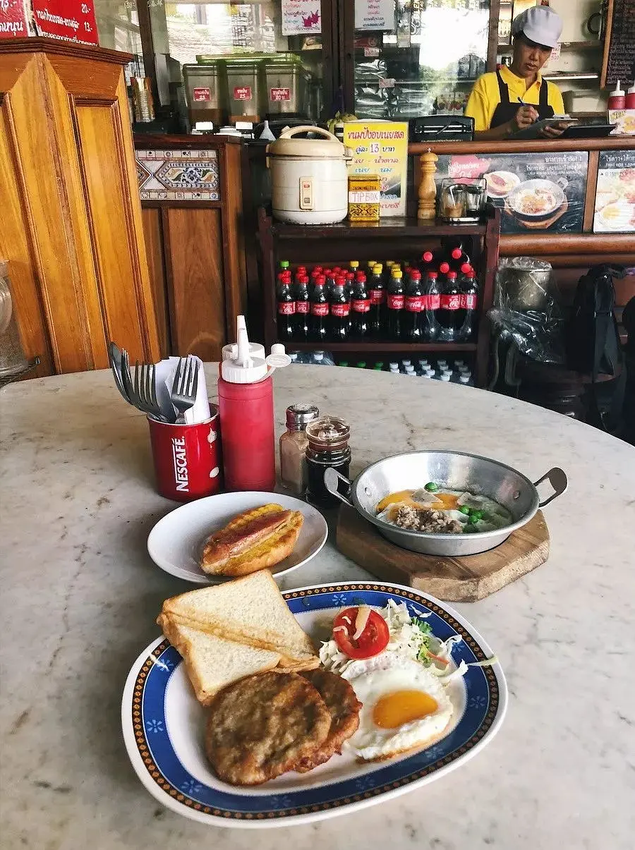 Bangkok-Bangkok’s Irresistible Food Stalls Street Food