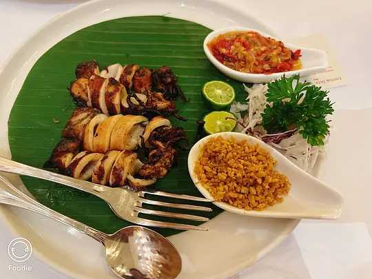 Jakarta-Enjoy Indonesian cuisine in an old Dutch colonial-style building
