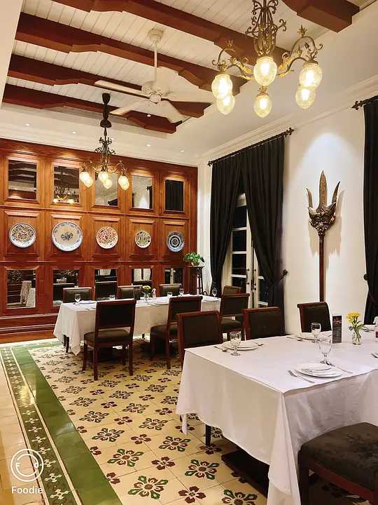 Jakarta-Enjoy Indonesian cuisine in an old Dutch colonial-style building