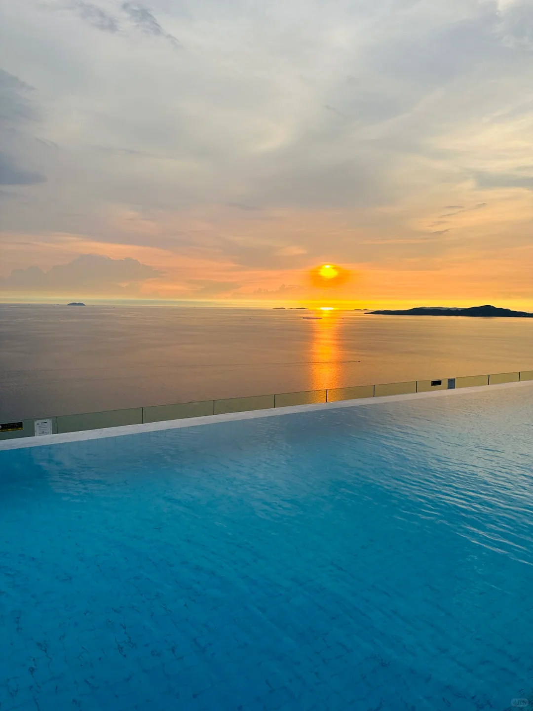 Pattaya-One of the most beautiful hotels I have ever stayed in in Pattaya. Open the window and you will see the big beach.