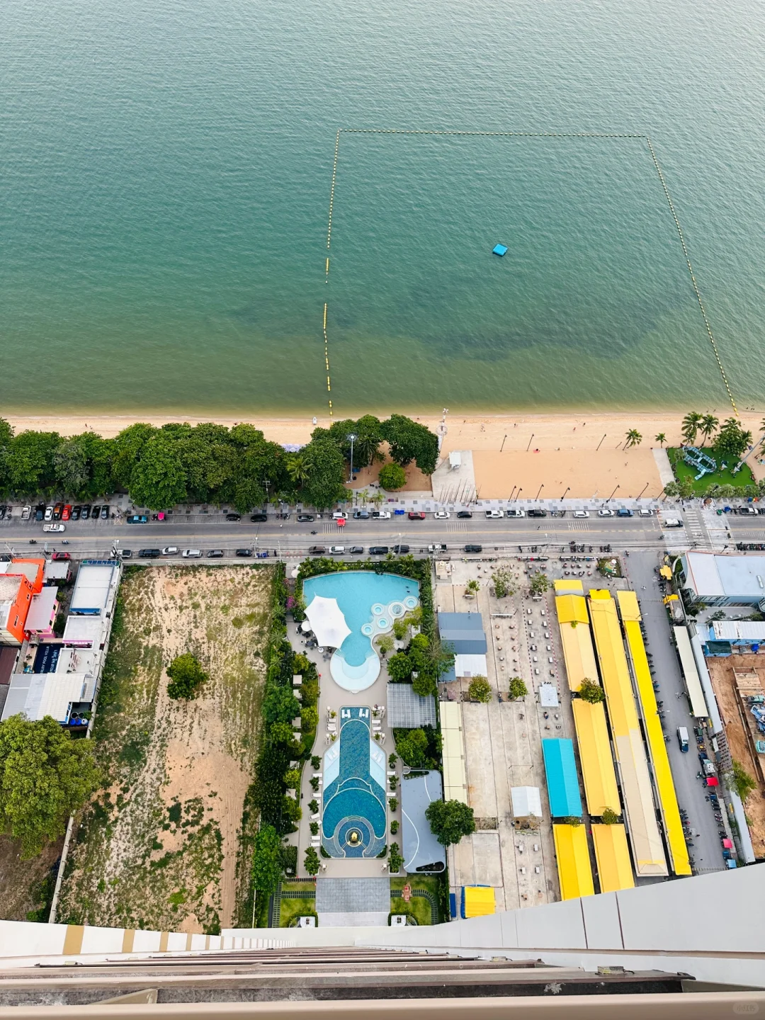 Pattaya-One of the most beautiful hotels I have ever stayed in in Pattaya. Open the window and you will see the big beach.