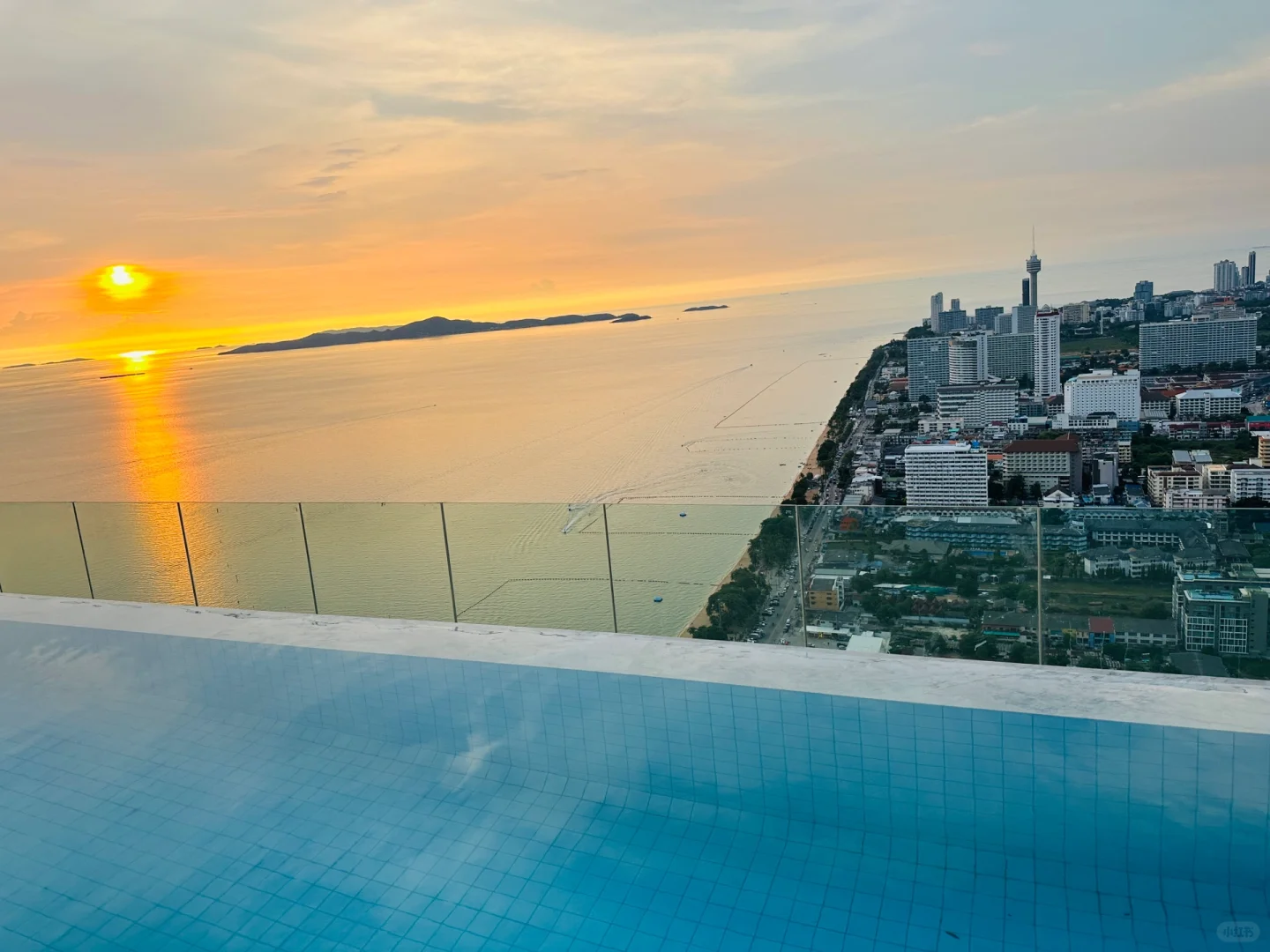 Pattaya-One of the most beautiful hotels I have ever stayed in in Pattaya. Open the window and you will see the big beach.