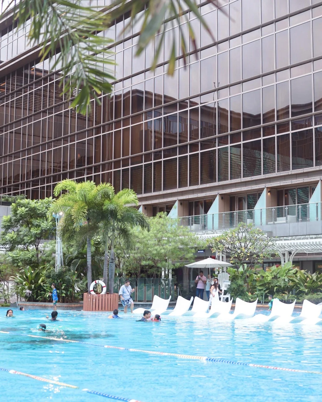 Manila/Luzon-Hilton Hotel Manila｜The hotel swimming pool is great. The afternoon is our sisters’ leisure time