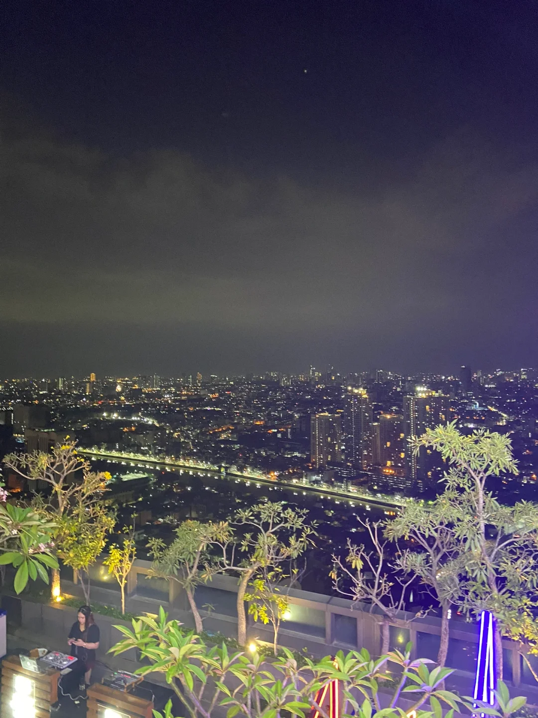 Manila/Luzon-🇵🇭 makati Jellyfish Bar & I‘m hotel, beautiful night view and bustling area