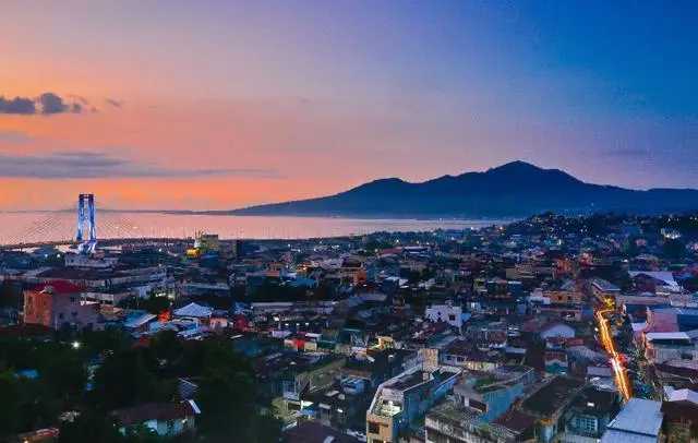 Bali-Bandarana/Manado, Bali, half seawater and half flames, a photographer’s paradise