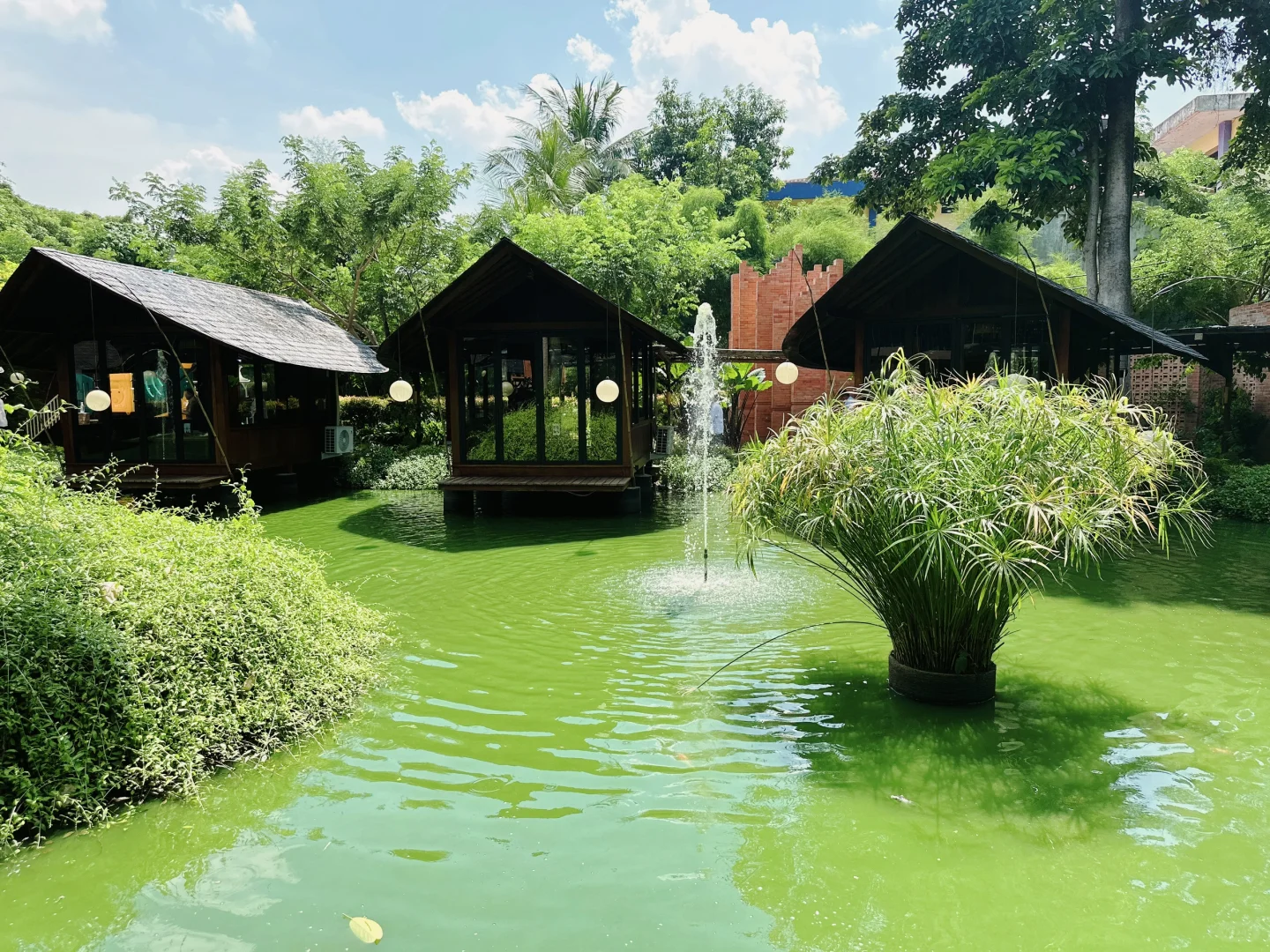 Jakarta-Talaga Sampireun Menteng, Jakarta, the entire restaurant is surrounded by water