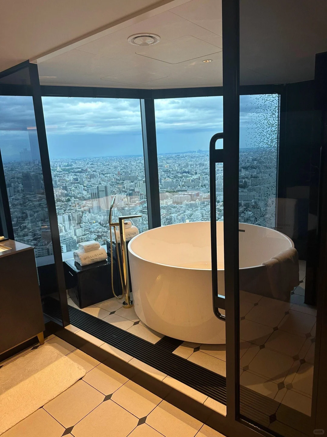 Tokyo-Pan Pacific Tokyo White Star Hotel, Tokyo, Japan, high-altitude floor-to-ceiling window bathtub room