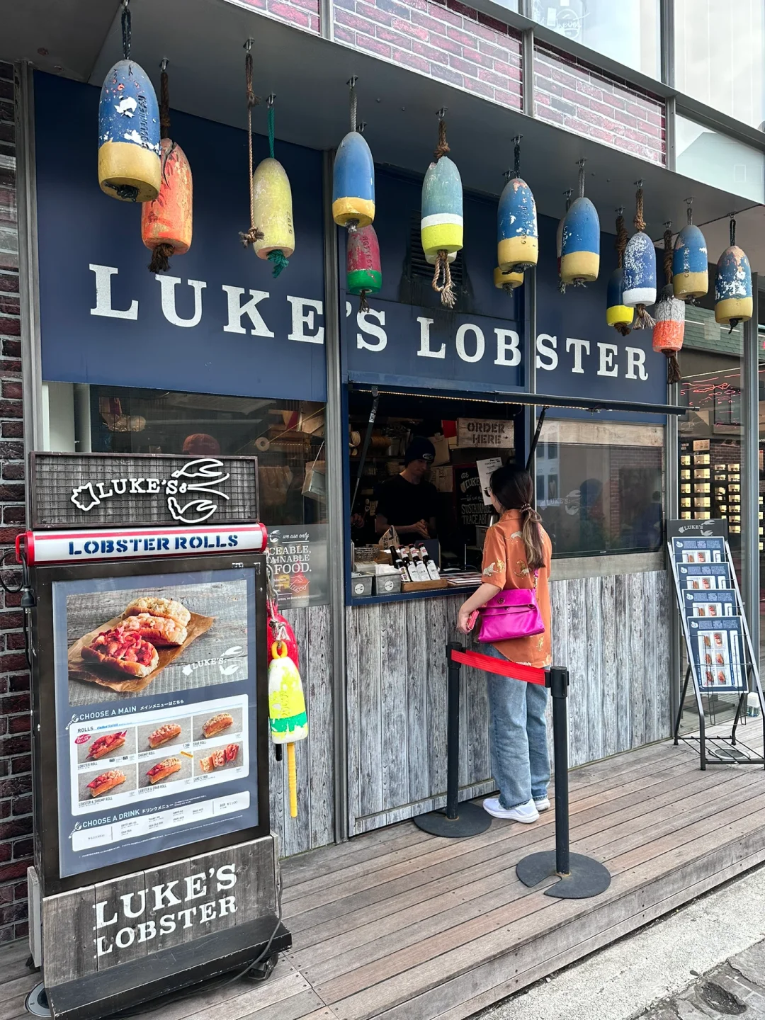 Tokyo-It’s so fun to eat lobster meat at Luke’s Lobster in Shibuya, Tokyo.