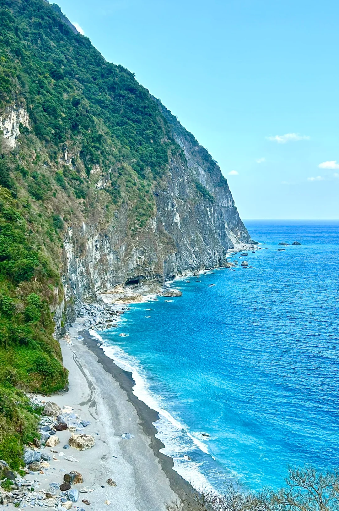 Taiwan-Charter a car for travel in Hualien, Taiwan. The drivers are all locals and are familiar with the local environment.