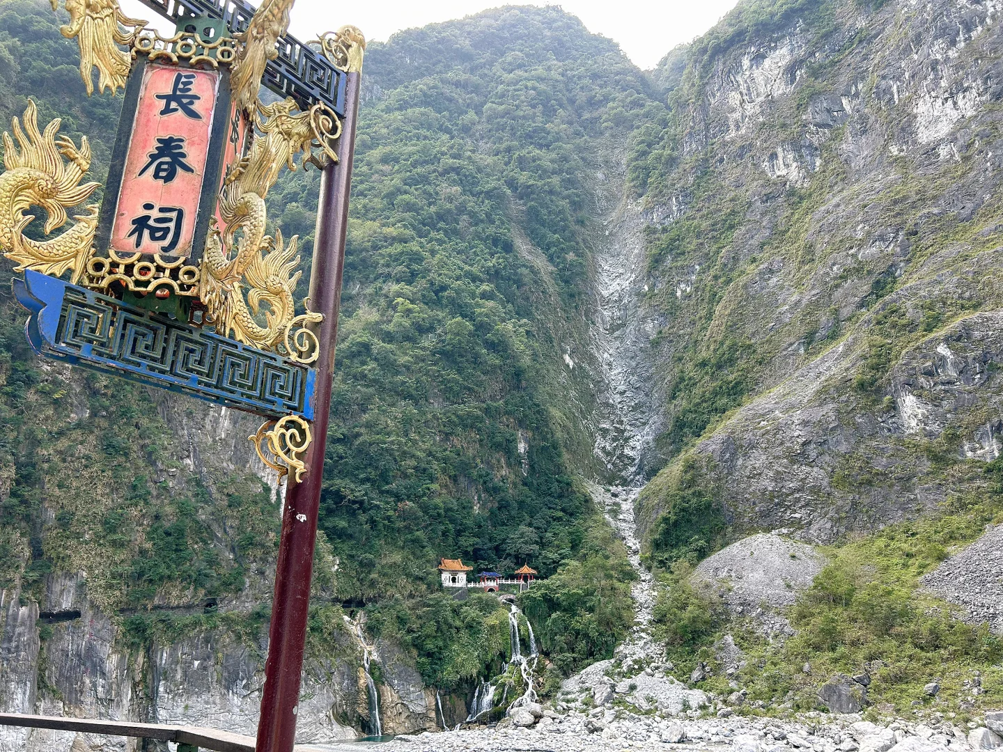 Taiwan-Charter a car for travel in Hualien, Taiwan. The drivers are all locals and are familiar with the local environment.