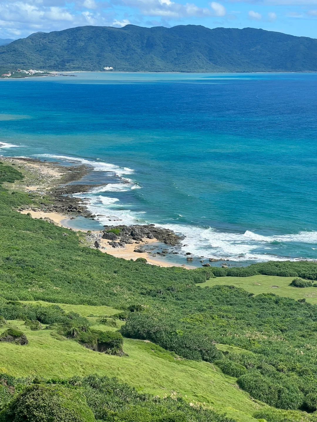 Taiwan-Look at the green grass and blue sky in Kenting, Taiwan, and feel the sea breeze hug you