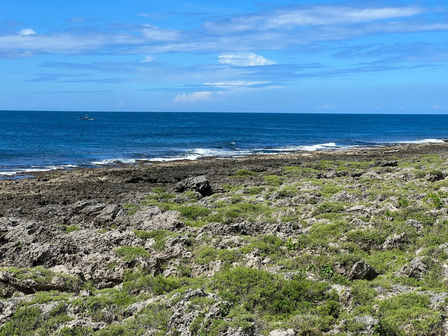 Taiwan-Look at the green grass and blue sky in Kenting, Taiwan, and feel the sea breeze hug you