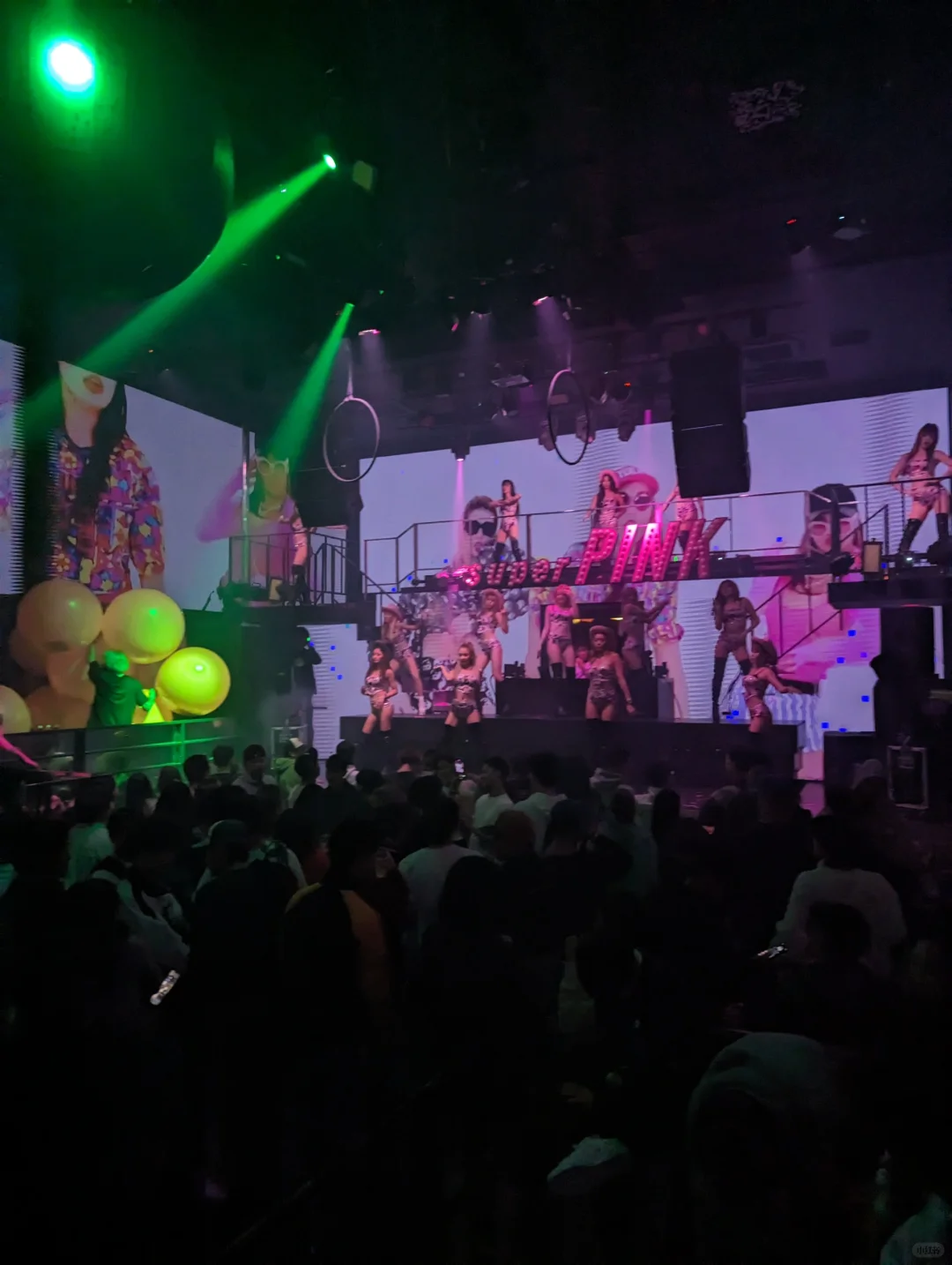 Osaka-Japan's big version of THE SUPERPINK nightclub, watch girls in short skirts dancing