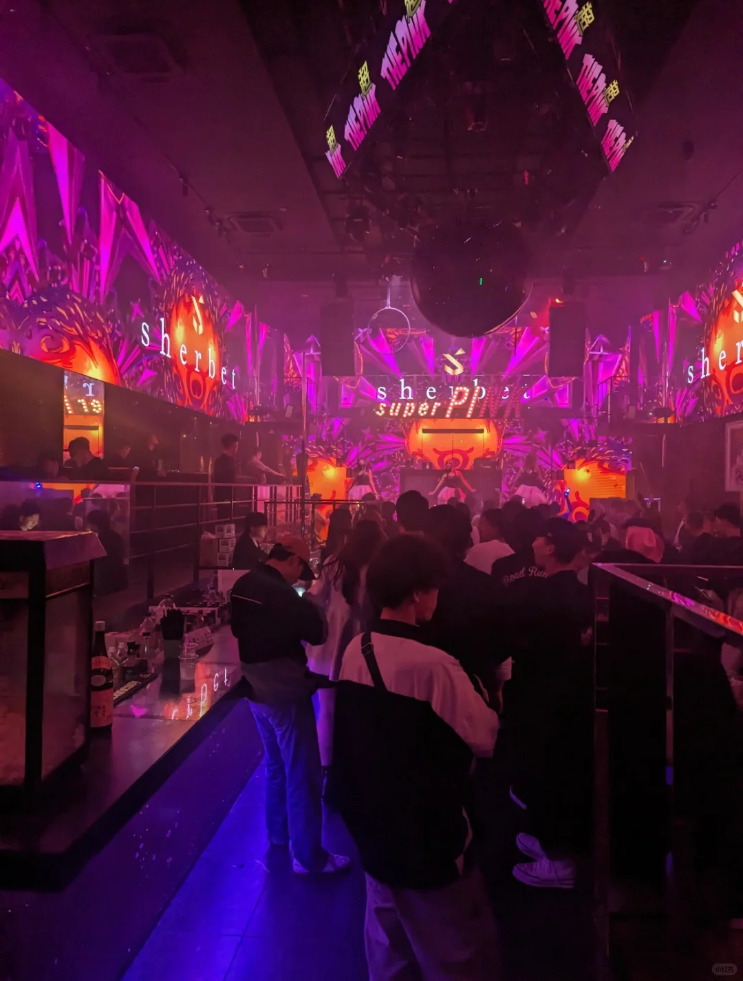 Osaka-Japan's big version of THE SUPERPINK nightclub, watch girls in short skirts dancing