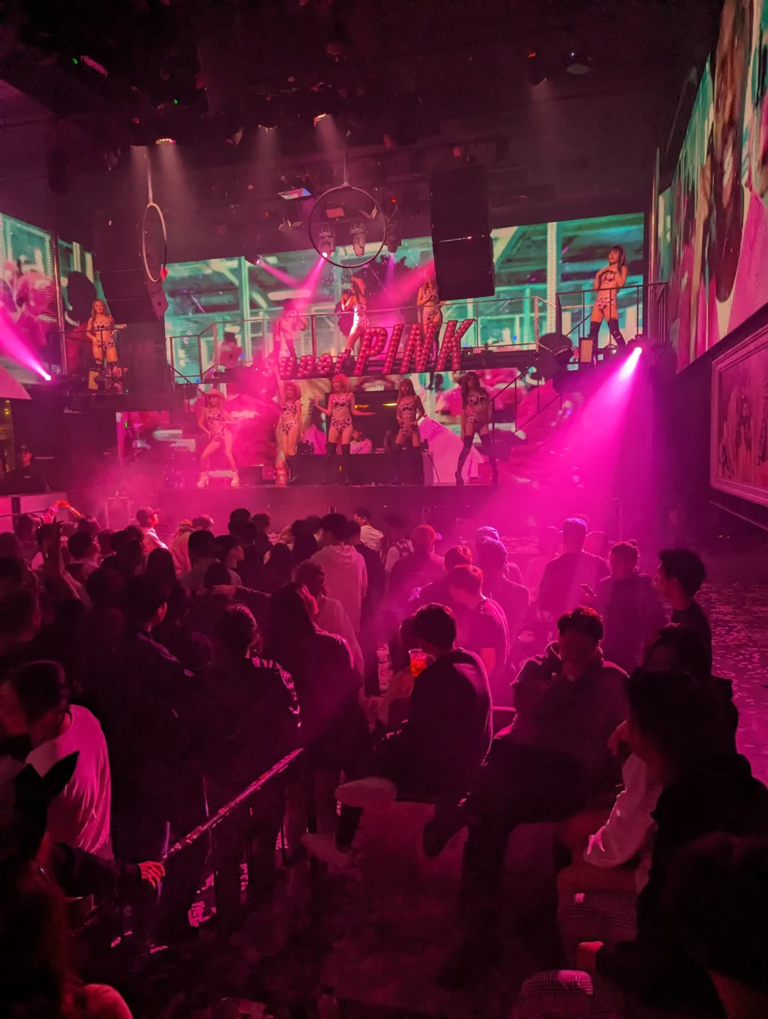 Osaka-Japan's big version of THE SUPERPINK nightclub, watch girls in short skirts dancing