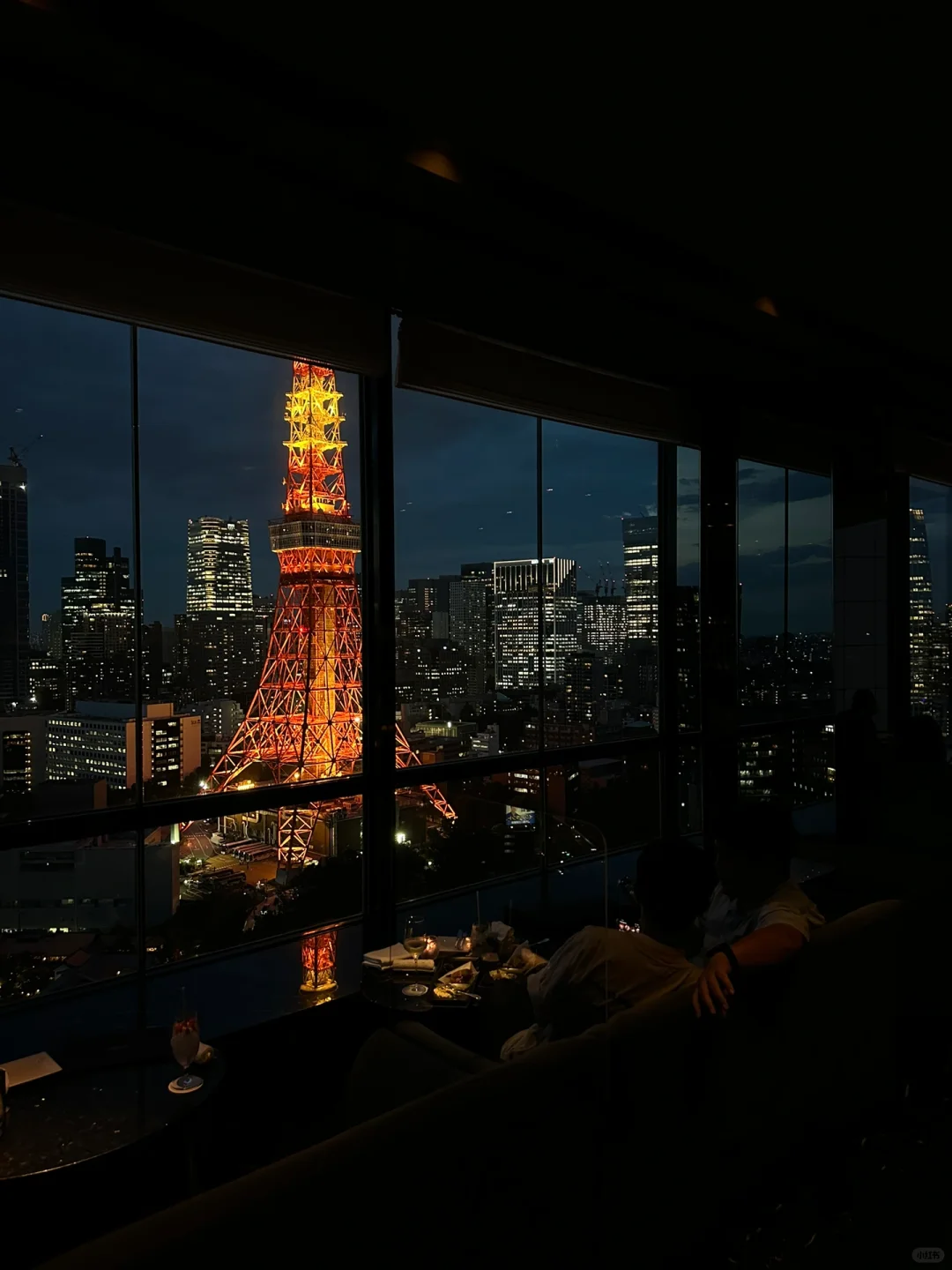 Tokyo-You can see the night view of Tokyo Tower, and the panoramic floor-to-ceiling window high-altitude bar is $20/person