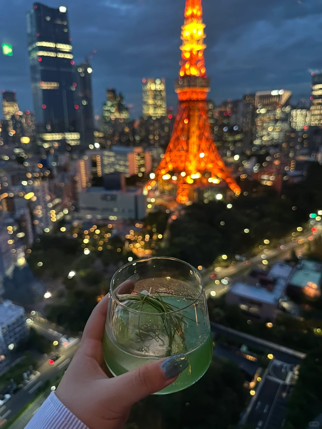 Tokyo-You can see the night view of Tokyo Tower, and the panoramic floor-to-ceiling window high-altitude bar is $20/person