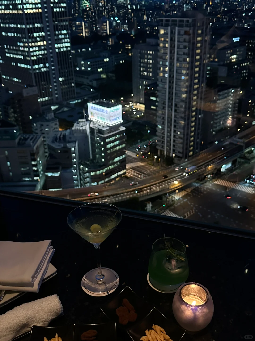 Tokyo-You can see the night view of Tokyo Tower, and the panoramic floor-to-ceiling window high-altitude bar is $20/person