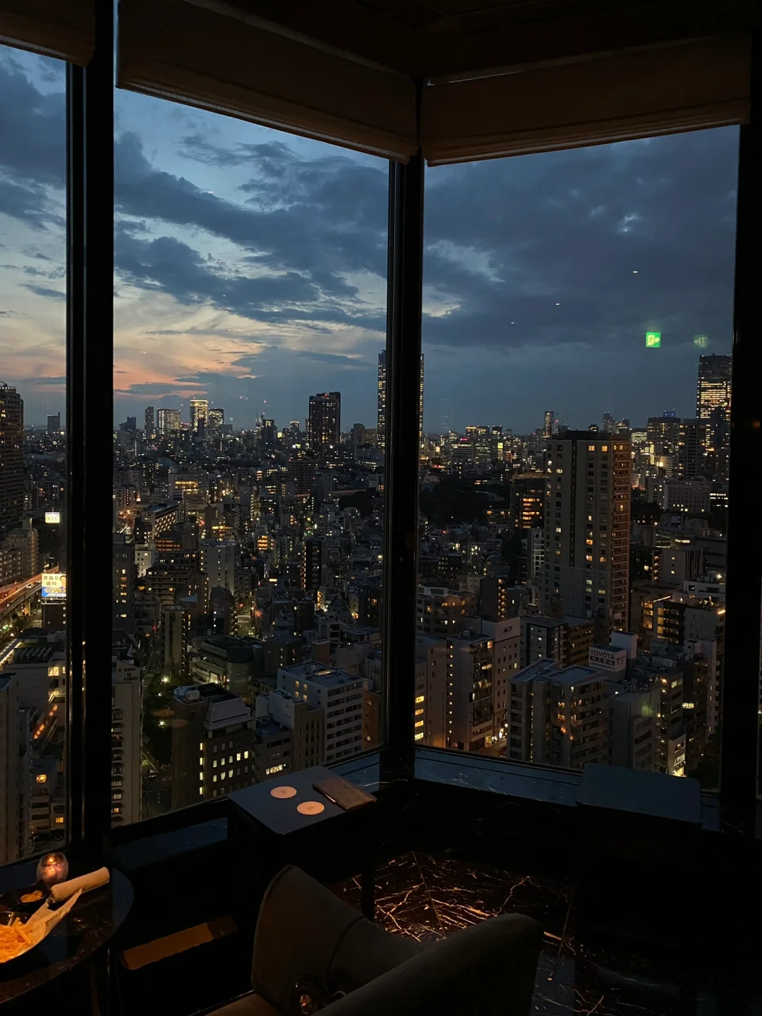 Tokyo-You can see the night view of Tokyo Tower, and the panoramic floor-to-ceiling window high-altitude bar is $20/person