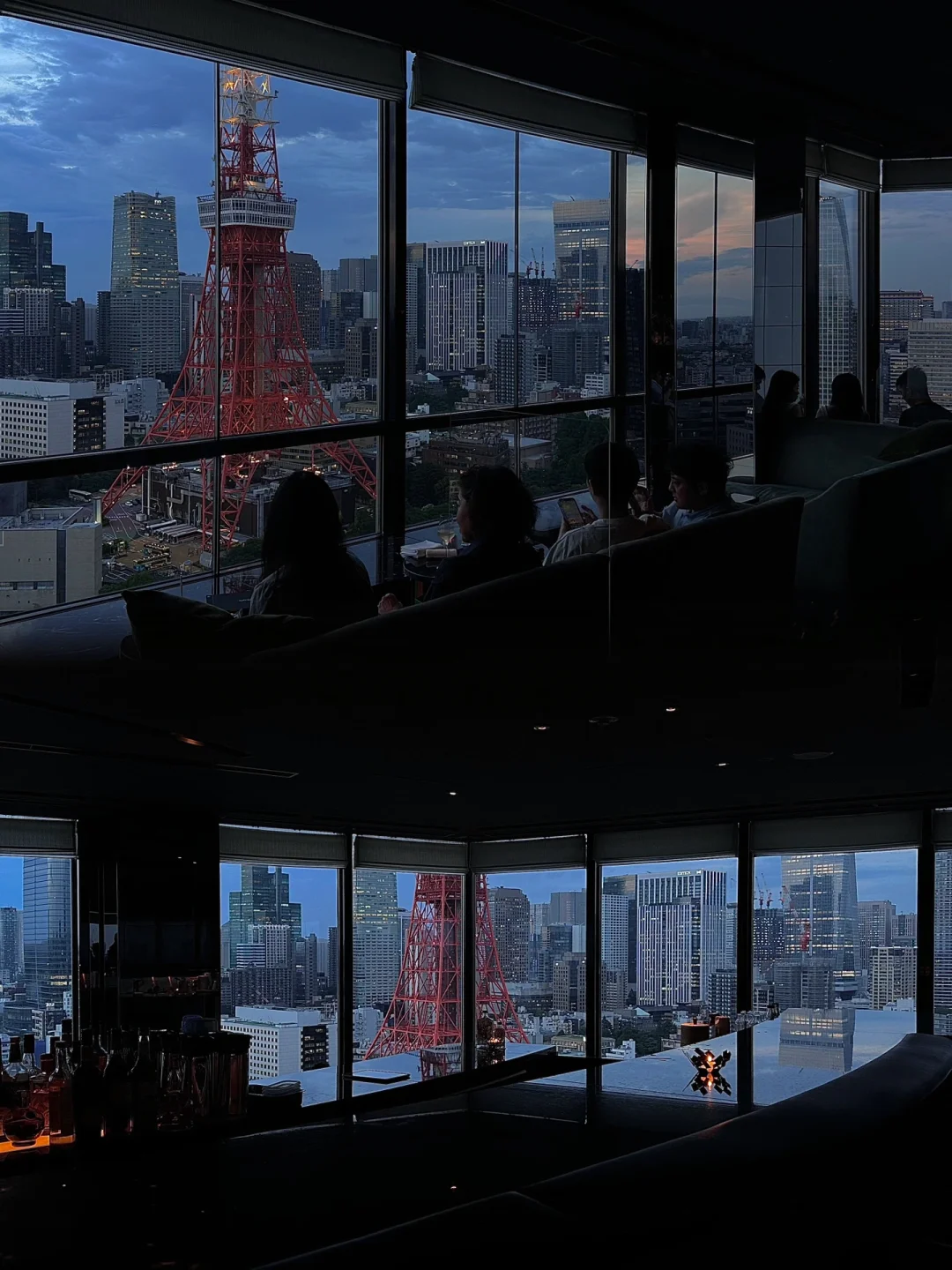 Tokyo-You can see the night view of Tokyo Tower, and the panoramic floor-to-ceiling window high-altitude bar is $20/person