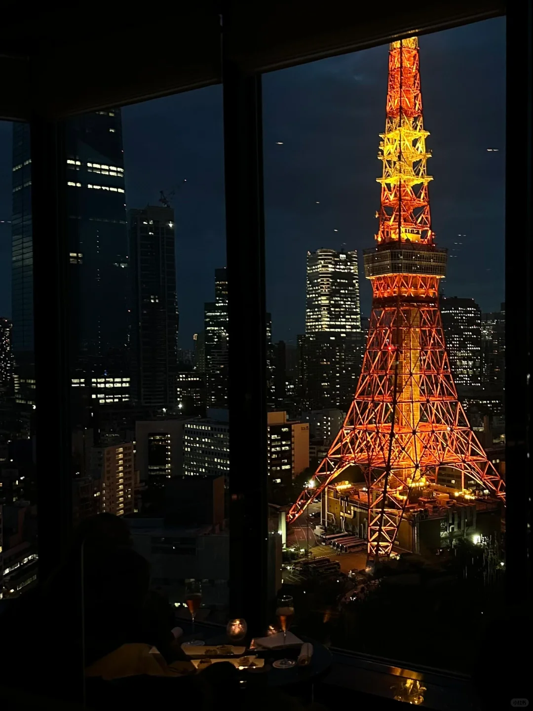 Tokyo-You can see the night view of Tokyo Tower, and the panoramic floor-to-ceiling window high-altitude bar is $20/person