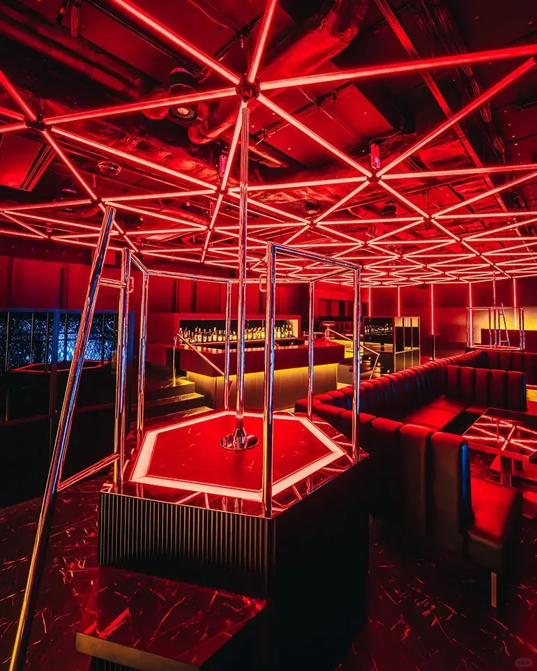 Tokyo-Kabukicho TOWER ZERO CLUB has 4 floors, each with different music and themes.