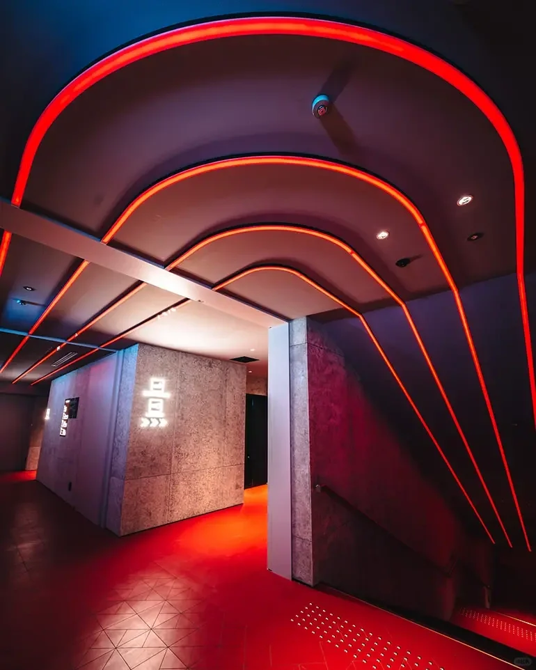 Tokyo-Kabukicho TOWER ZERO CLUB has 4 floors, each with different music and themes.