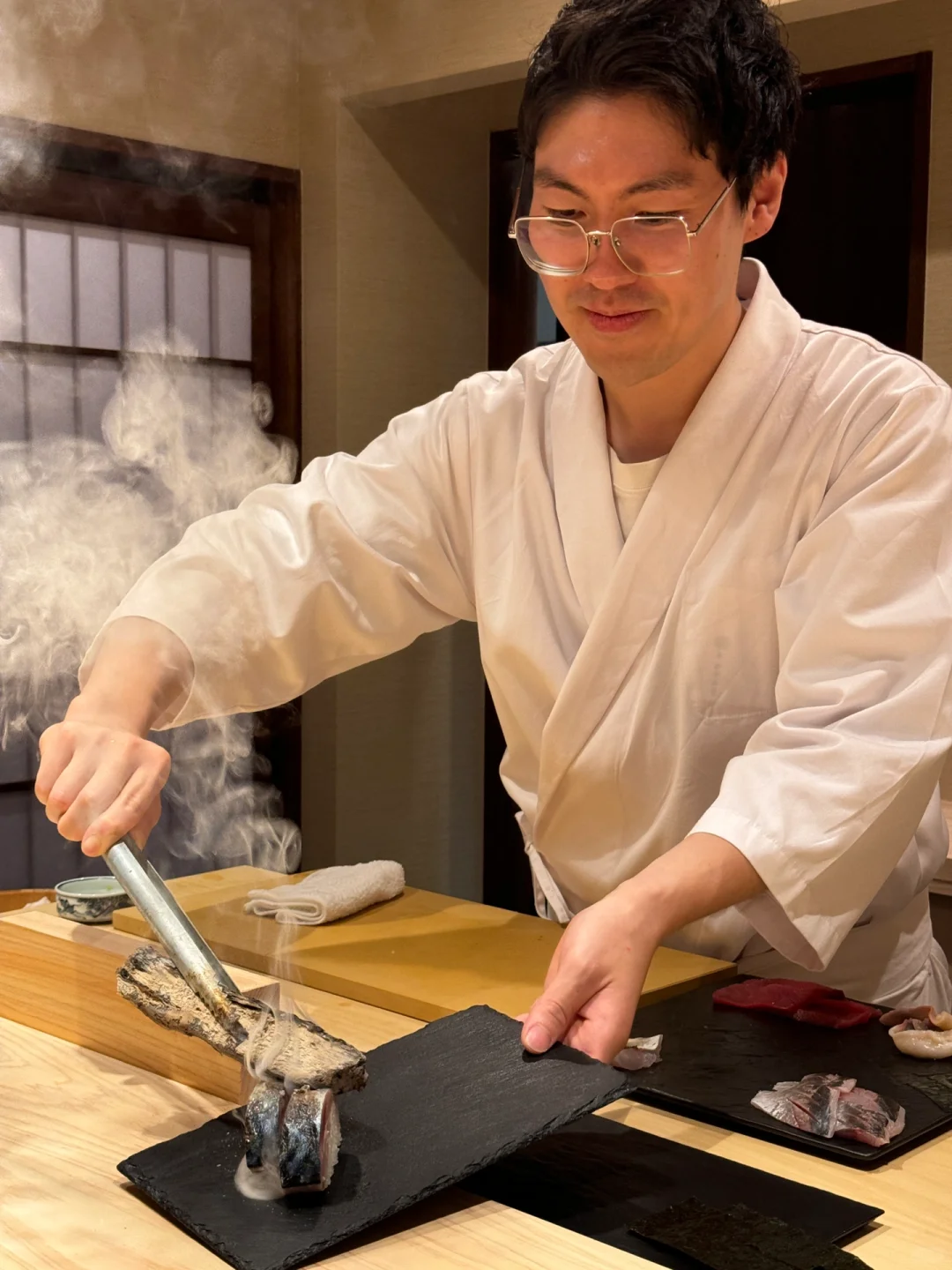 Osaka-鮨かぜのぎ Sea urchin sushi sprinkled with gold dust at Sushi Kazenogi in Osaka, Japan