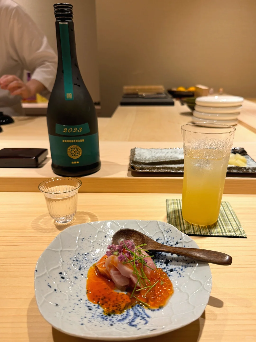 Osaka-鮨かぜのぎ Sea urchin sushi sprinkled with gold dust at Sushi Kazenogi in Osaka, Japan
