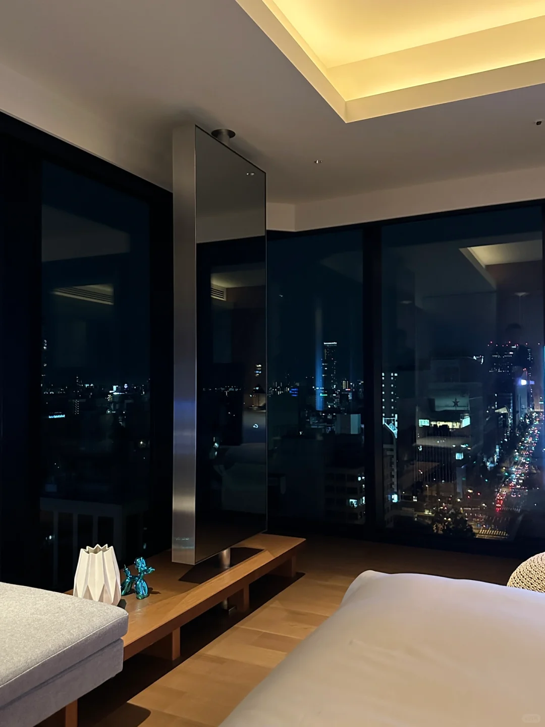 Osaka-Osaka Marriott W Hotel, floor-to-ceiling windows with high-altitude city views