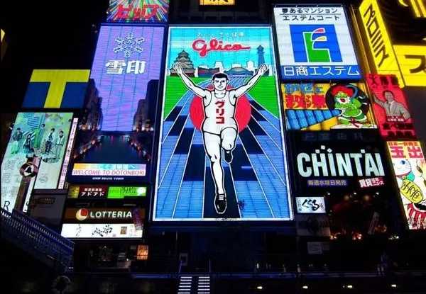 Osaka-Dotonbori（どうとんぼり）, Osaka's landmark food district, has authentic takoyaki and okonomiyaki