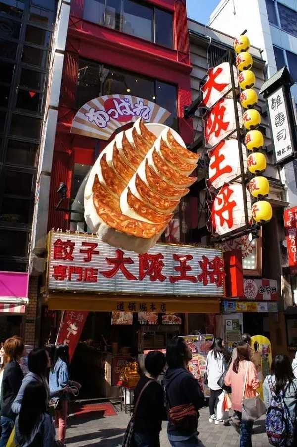 Osaka-Dotonbori（どうとんぼり）, Osaka's landmark food district, has authentic takoyaki and okonomiyaki