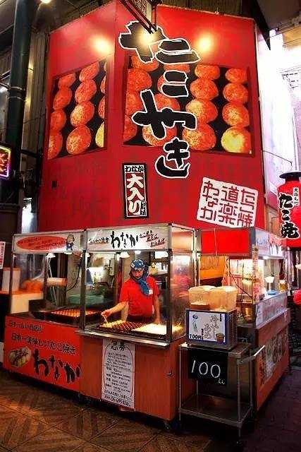 Osaka-Dotonbori（どうとんぼり）, Osaka's landmark food district, has authentic takoyaki and okonomiyaki