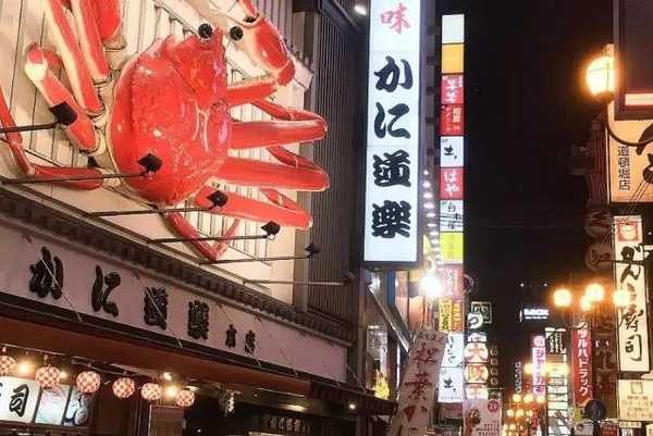 Osaka-Dotonbori（どうとんぼり）, Osaka's landmark food district, has authentic takoyaki and okonomiyaki