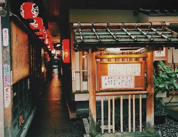 Osaka-Dotonbori（どうとんぼり）, Osaka's landmark food district, has authentic takoyaki and okonomiyaki