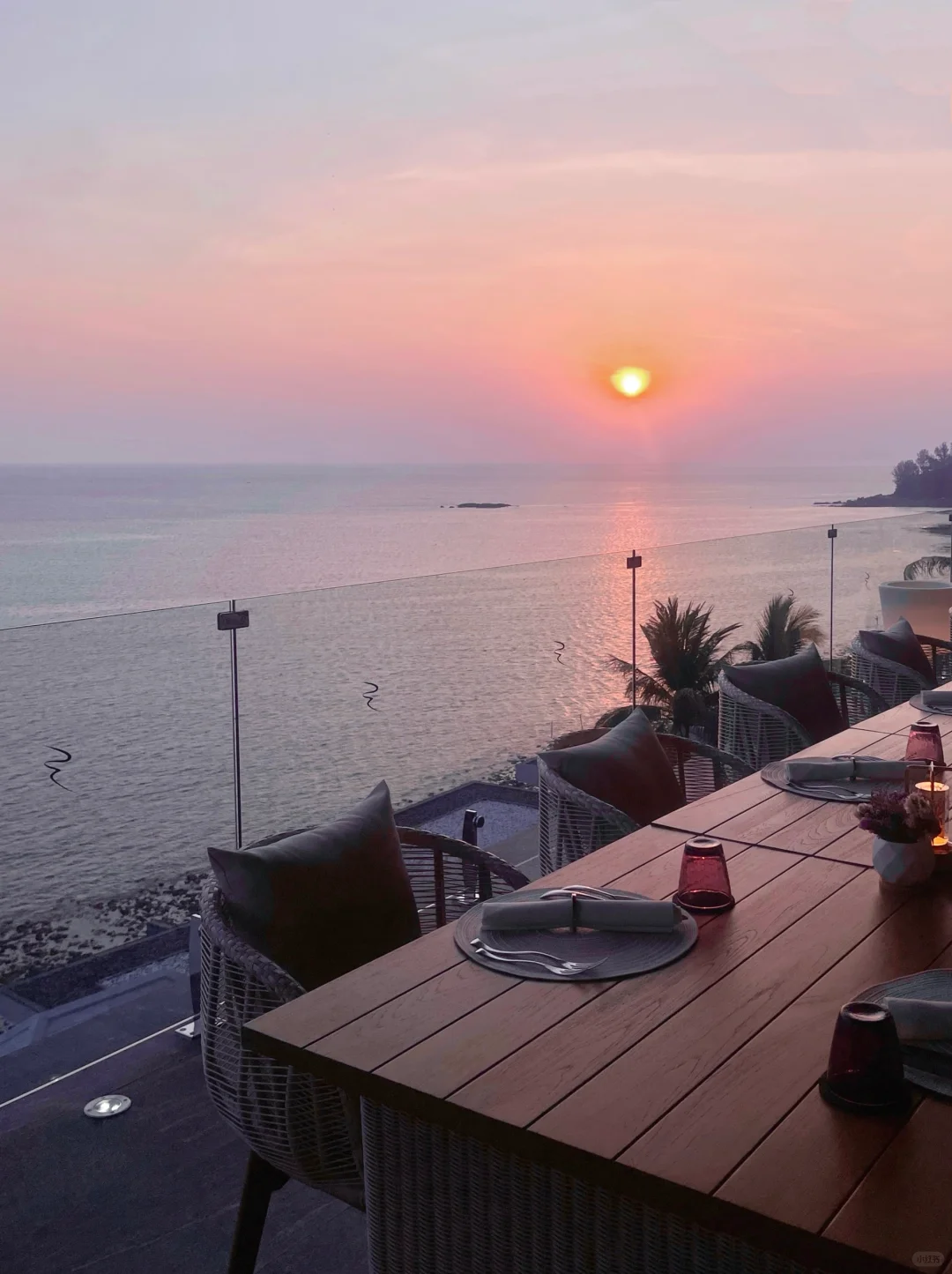 Phuket-Plum Prime Steakhouse, a clifftop restaurant in Phuket, where you can enjoy dinner with the sunset and sea breeze