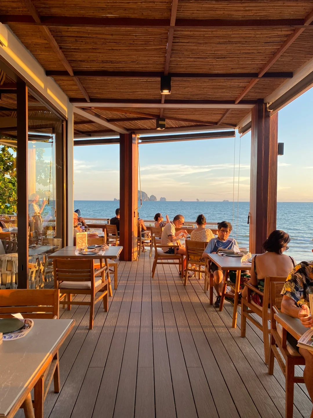 Krabi-Reeve Sunset Restaurant in Ao Nang Beach, Krabi, enjoy the beautiful sunset view