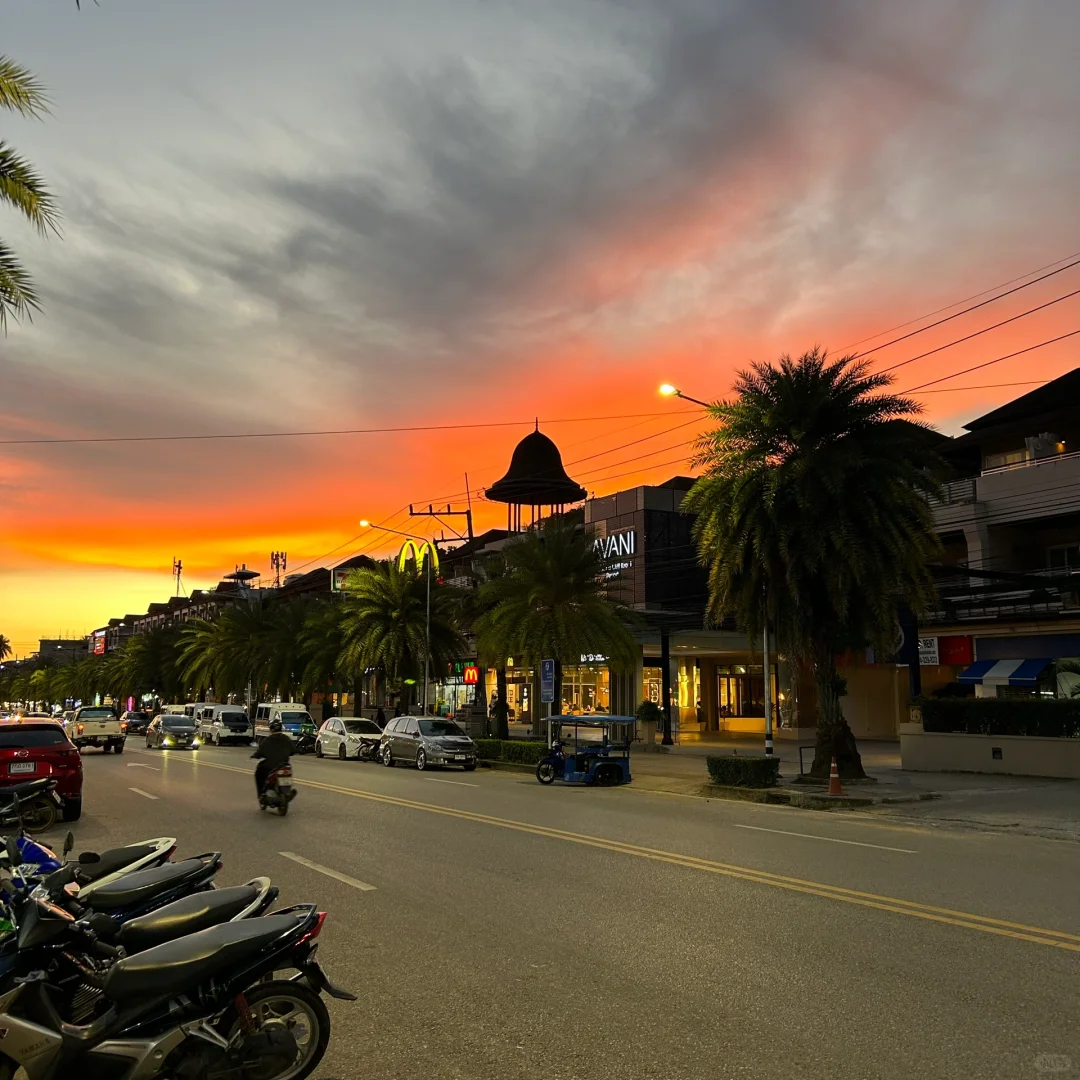 Krabi-Reeve Sunset Restaurant in Ao Nang Beach, Krabi, enjoy the beautiful sunset view