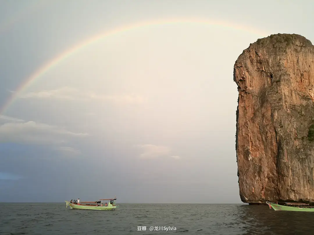 Krabi-Travel to Krabi, Thailand, the sea water is crystal clear and the beach is soft and fine