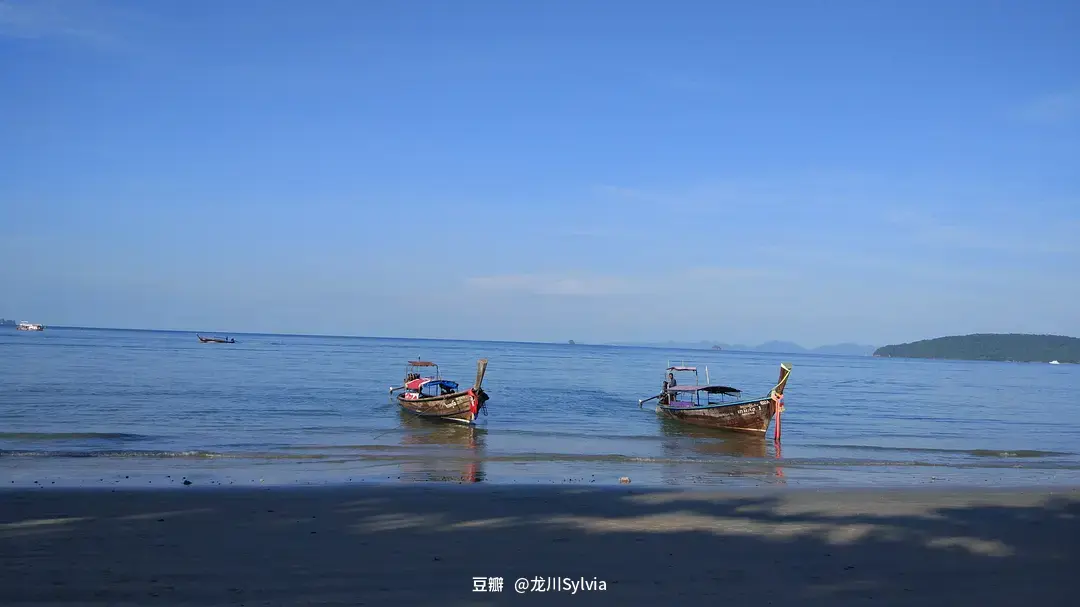 Krabi-Travel to Krabi, Thailand, the sea water is crystal clear and the beach is soft and fine