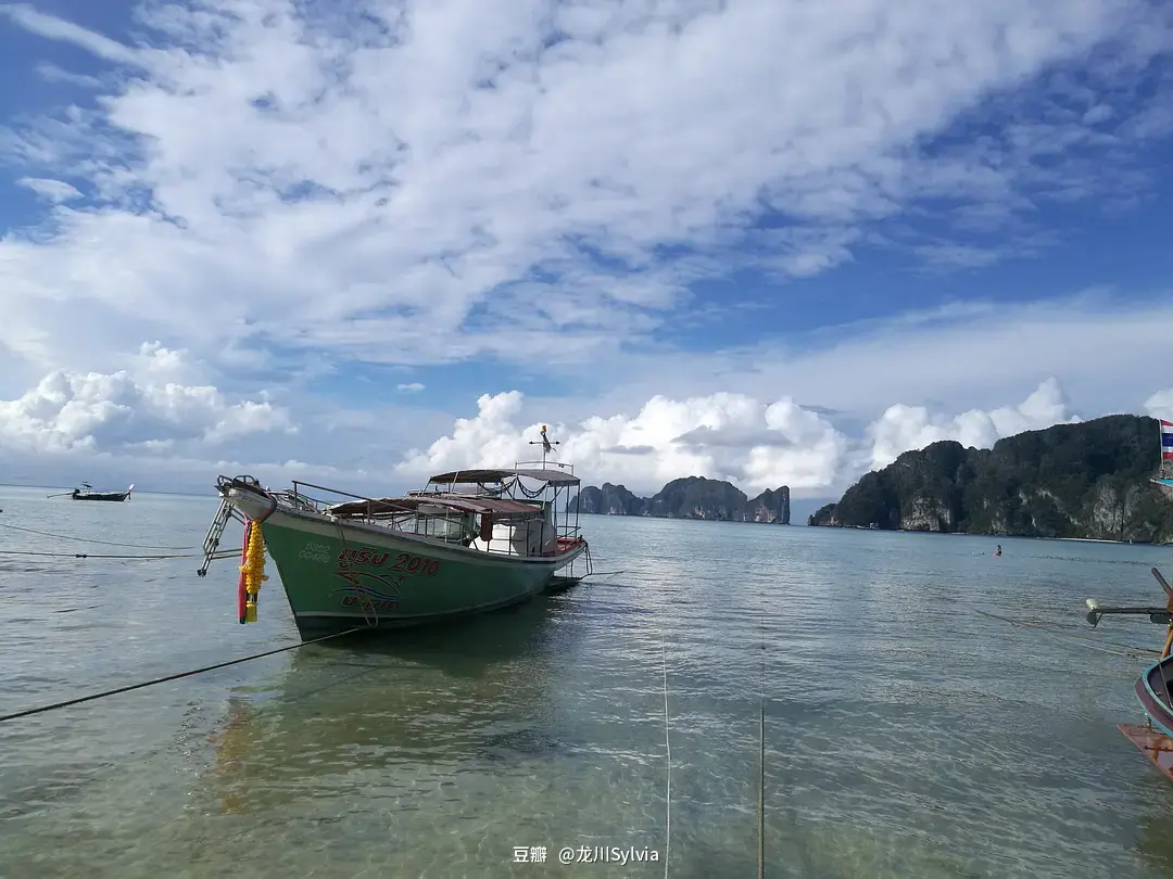 Krabi-Travel to Krabi, Thailand, the sea water is crystal clear and the beach is soft and fine