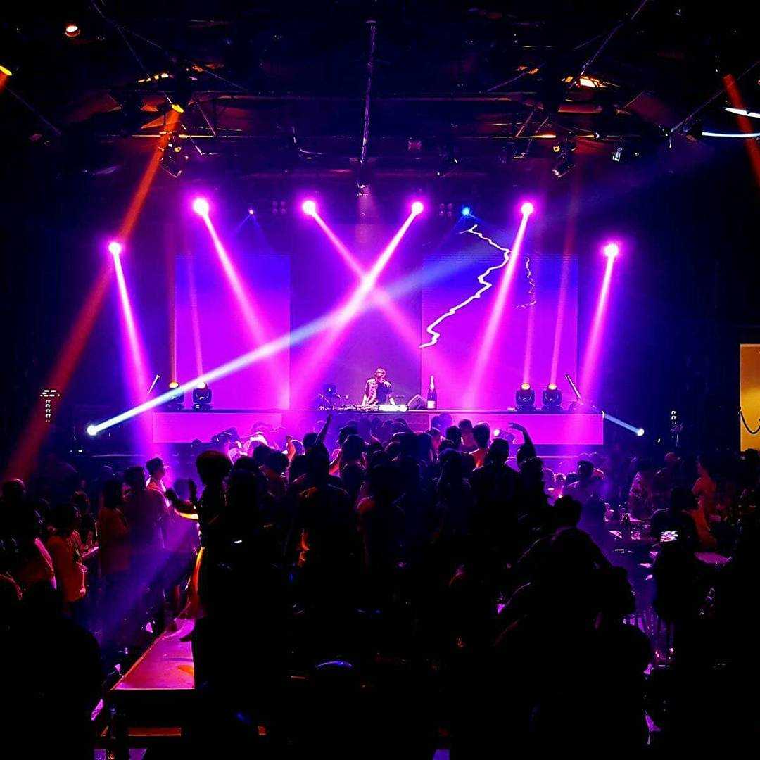 Boracay-Experience the nightlife of Boracay at Galaxy Bar in Boracay