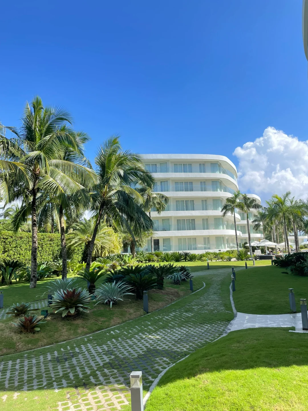 Boracay-Boracay Aqua Hotel recommended, huge swimming pool and atmospheric bar