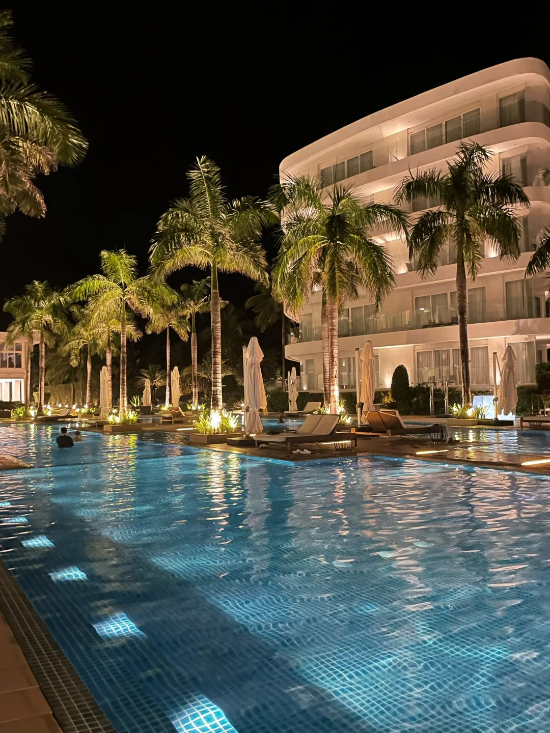 Boracay-Boracay Aqua Hotel recommended, huge swimming pool and atmospheric bar