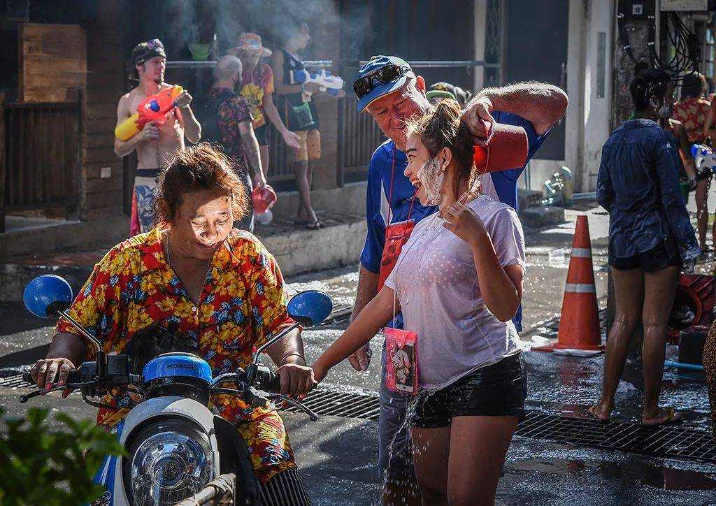 Bangkok-Let me show you the real wet Songkran Festival in Thailand