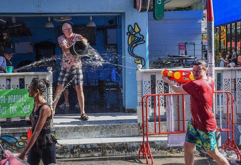 Bangkok-Let me show you the real wet Songkran Festival in Thailand