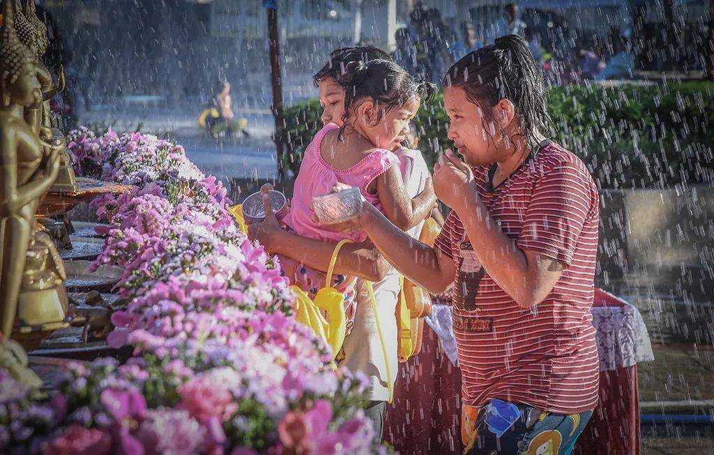 Bangkok-Let me show you the real wet Songkran Festival in Thailand