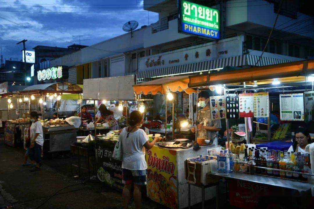 HuaHin-2024 The Mona Bar and Restaurant, Hua Hin Night Market