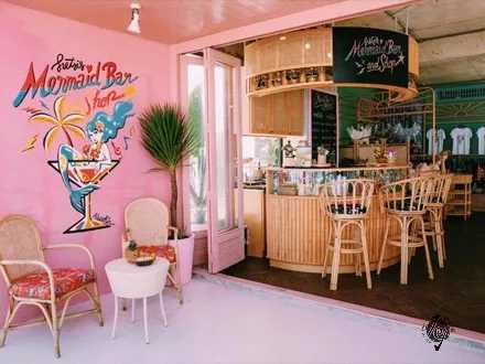HuaHin-Sretsis Mermaid Bar and Shop, a pink bar with its own swimming pool