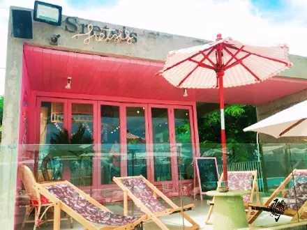 HuaHin-Sretsis Mermaid Bar and Shop, a pink bar with its own swimming pool